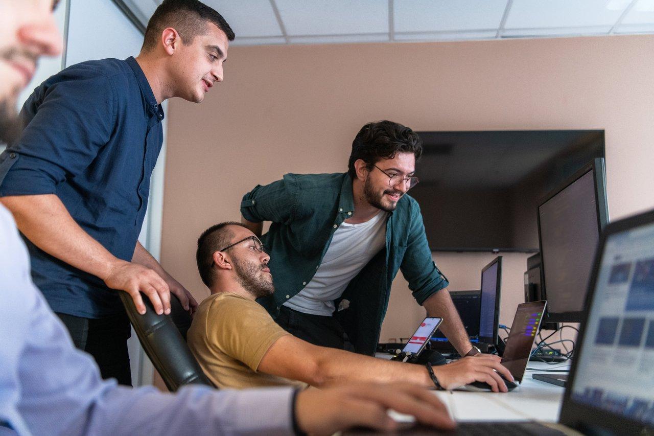 Dirigeants et collaborateurs : clés de l’adoption réussie des outils numériques