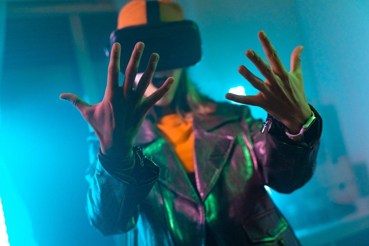 Réalité augmentée vs réalité virtuelle en 2025 : différences et usages professionnels