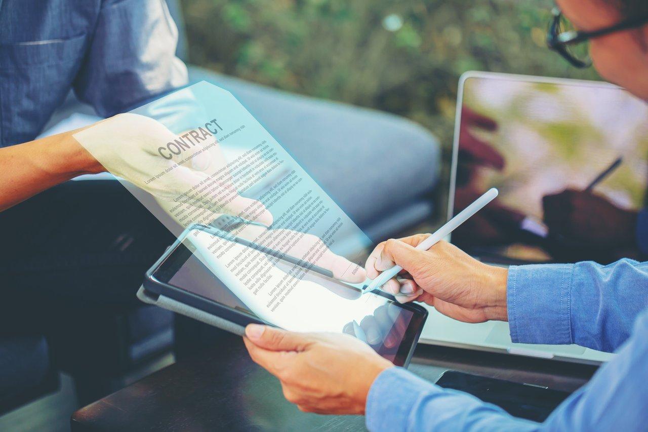 Smart contracts en entreprise : applications concrètes au-delà des cryptomonnaies