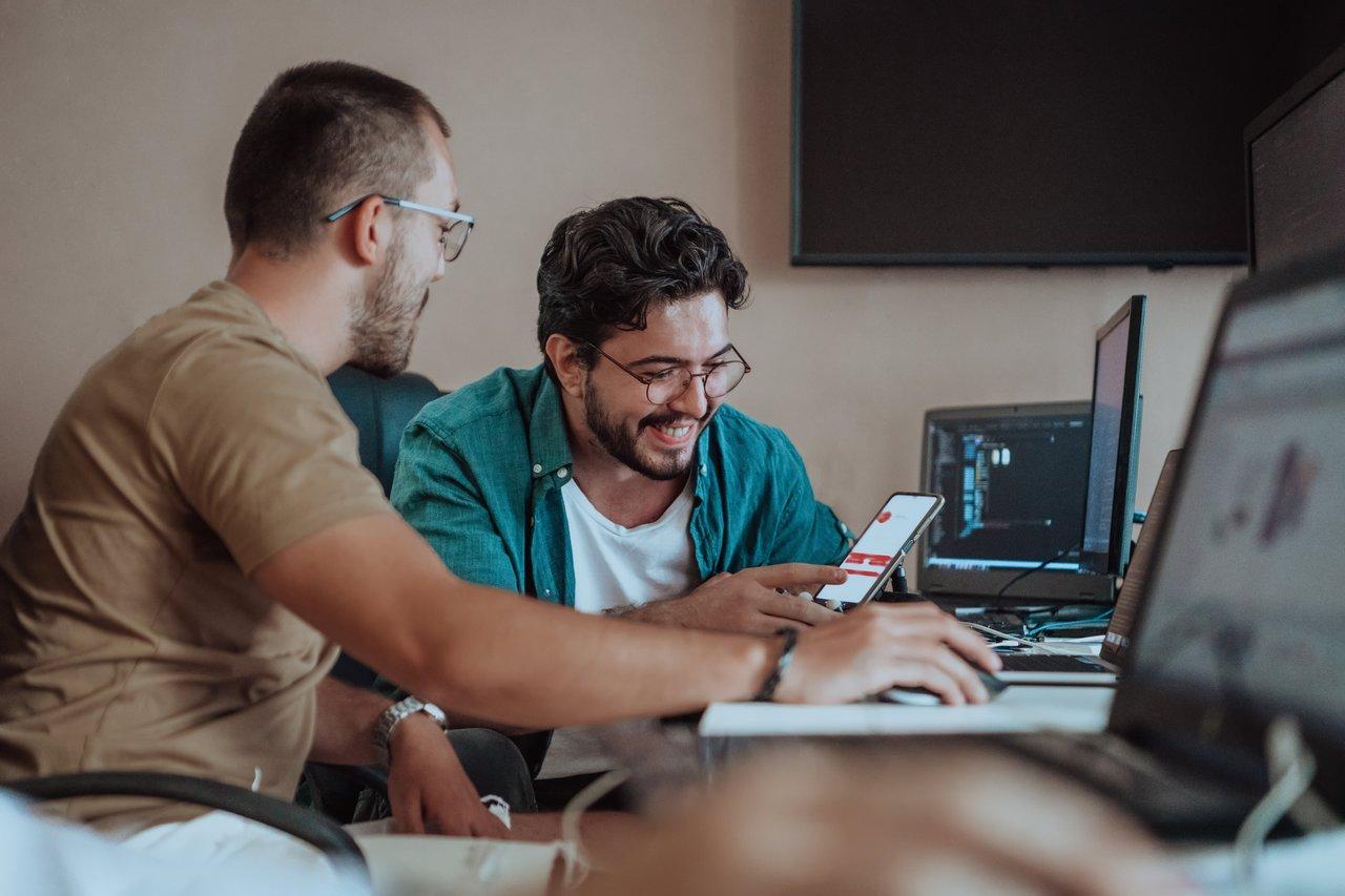 Atelier de developers utilisant des outils de planification numérique lors d'un workshop collaboratif.