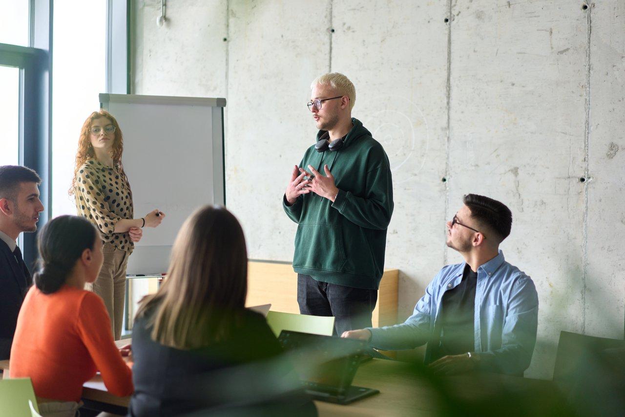 Atelier de transformation digitale avec une équipe diversifiée, facilitant l'innovation et la stratégie d'entreprise.