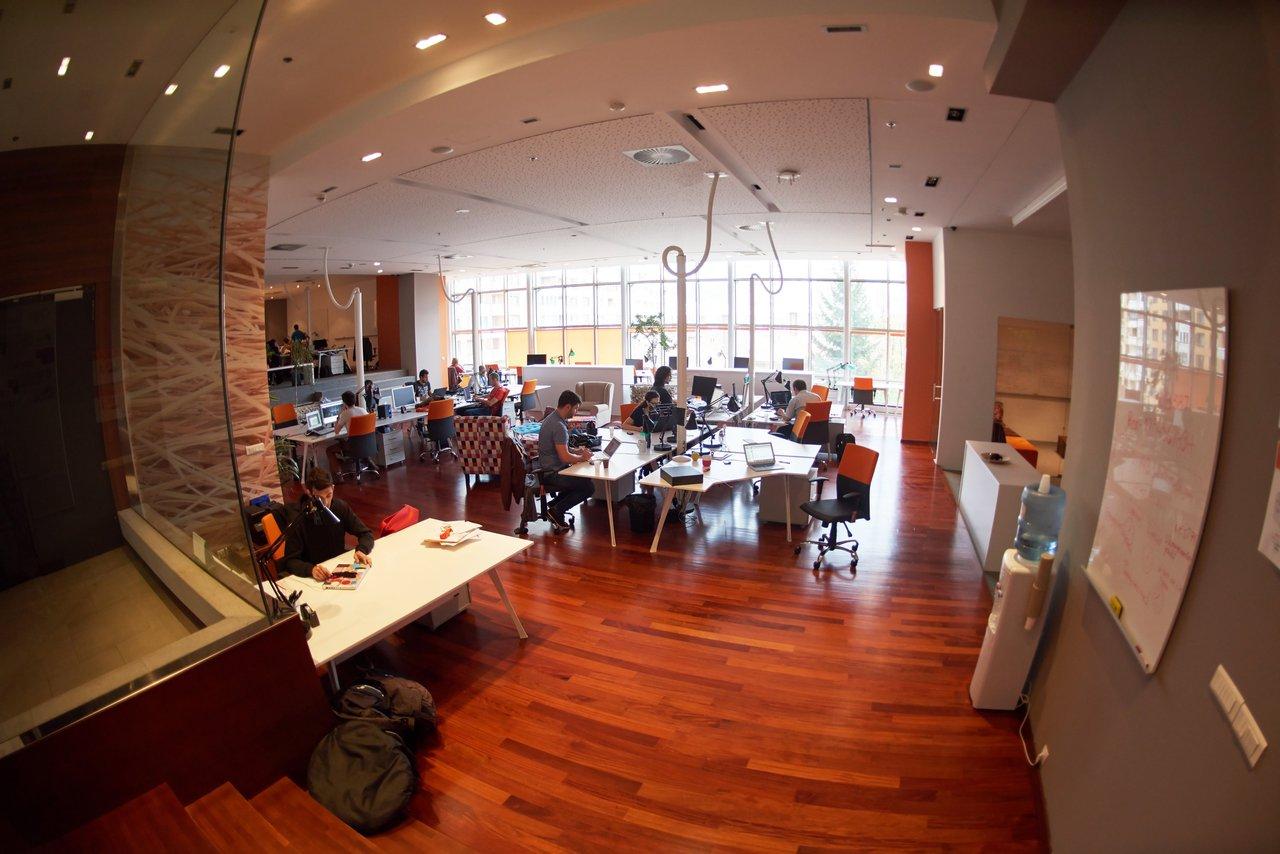 Bureau d’une tech startup innovante utilisant une interface d'agent IA autonome pour optimiser la productivité.