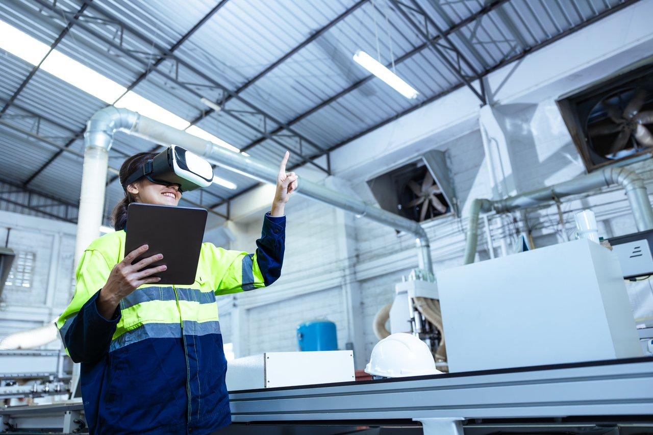 Casque de réalité augmentée industriel en action dans un site de production, affichant une interface virtuelle innovante.
