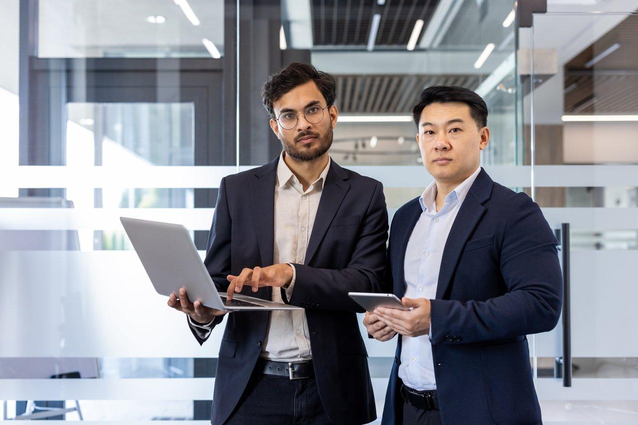 Centre bancaire moderne utilisant la digital teamwork pour renforcer la collaboration et l'innovation.