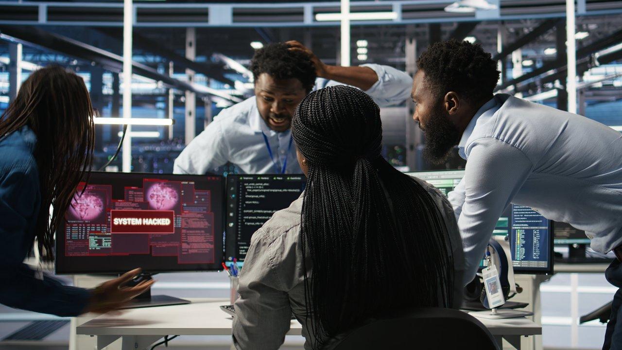 Centre de cybersécurité canadien : équipe de cybersécurité en opération, collaborant pour contrer les cybermenaces d'automne 2025.