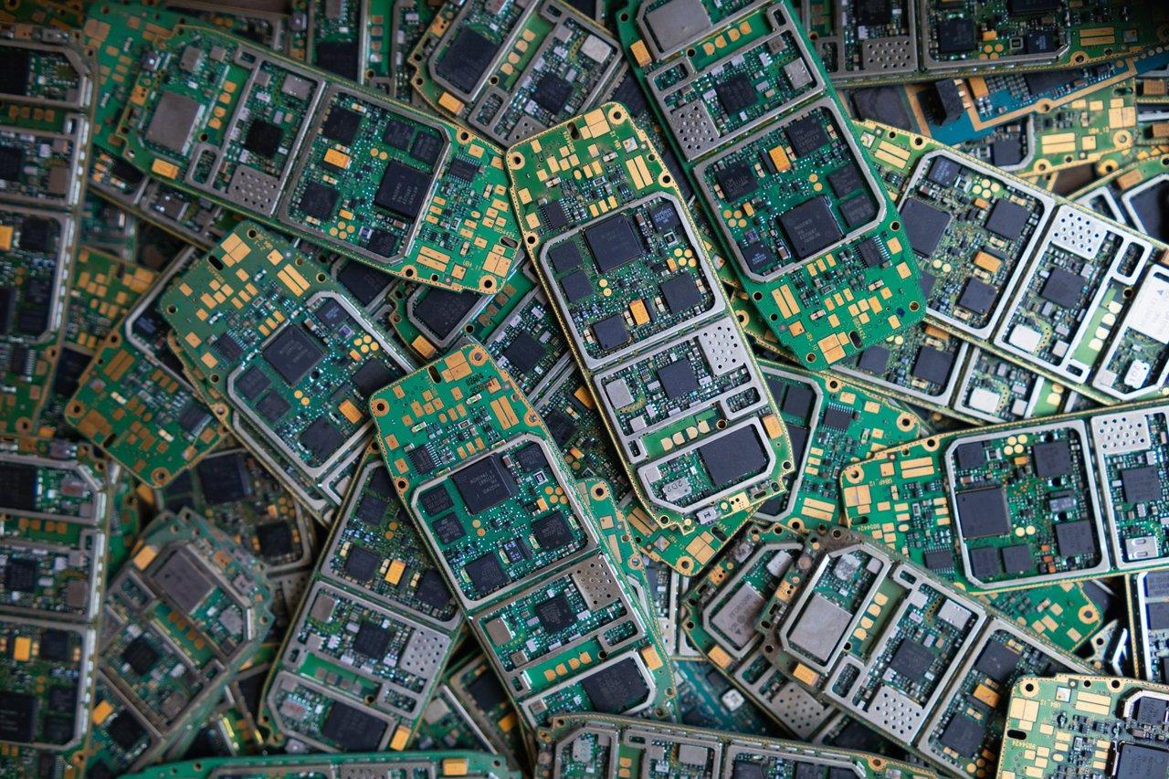Chaîne de recyclage électronique automatisé pour l'extraction de métaux précieux, essentielle à la gestion durable des déchets électroniques.