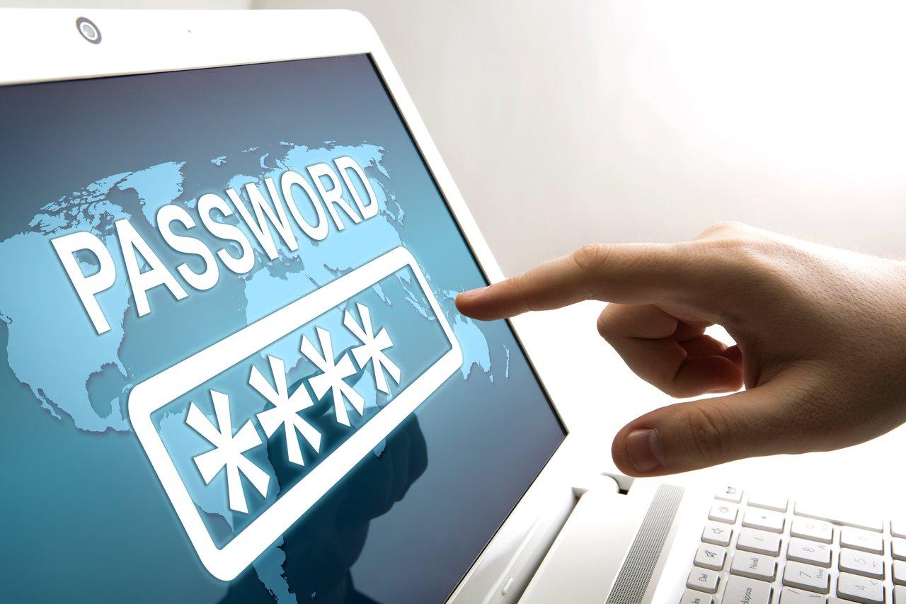 Comparaison des interfaces de password managers pour équipes distribuées, avec support multiplateforme.
