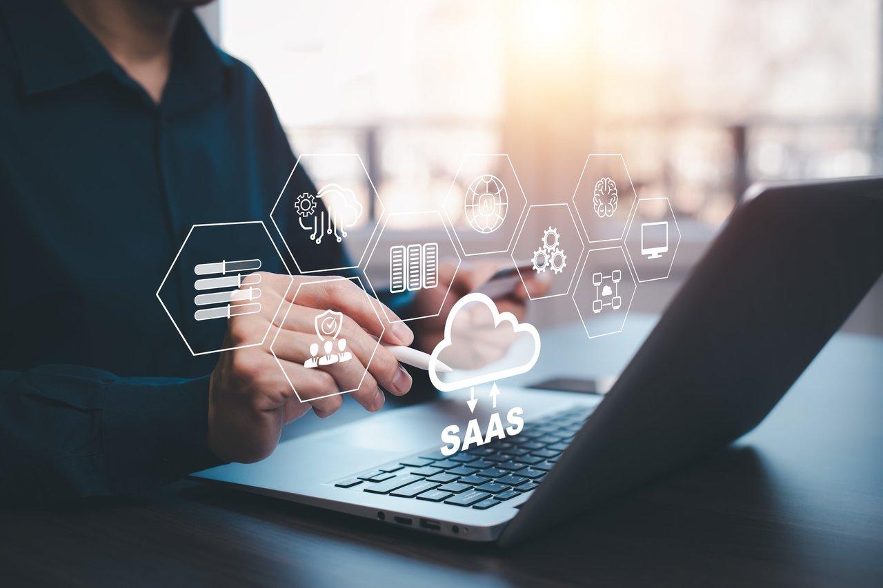 Comparaison visuelle entre SaaS et logiciel on-premise pour une gestion efficace des utilisateurs.