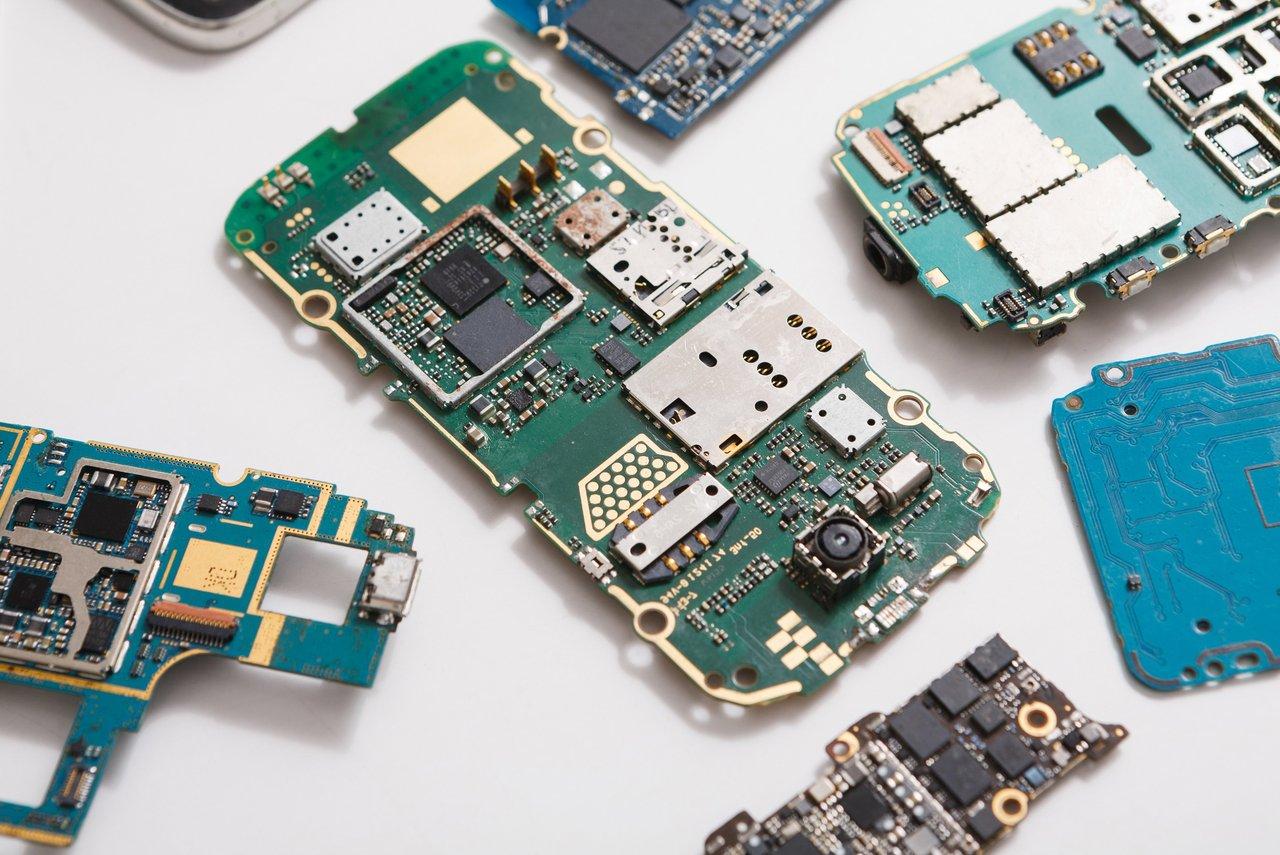 Composants modulaires d’un smartphone écologique, illustrant la réparabilité du Fairphone 5.