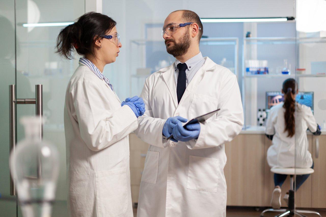Débat scientifique rigoureux entre chercheurs en laboratoire, illustrant une discussion scientifique précise et structurée.