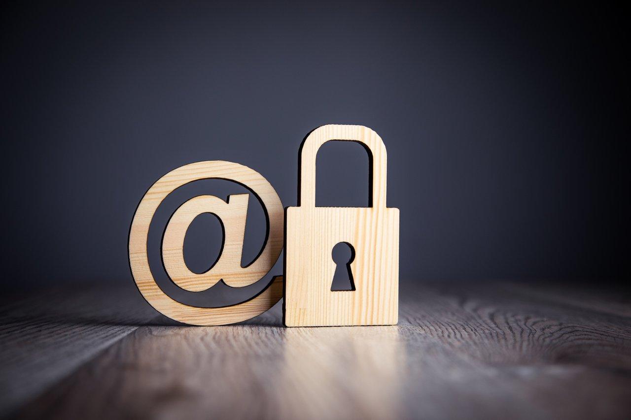 Diagramme comparatif illustrant les différences opérationnelles entre PGP et S/MIME pour le chiffrement des emails professionnels.