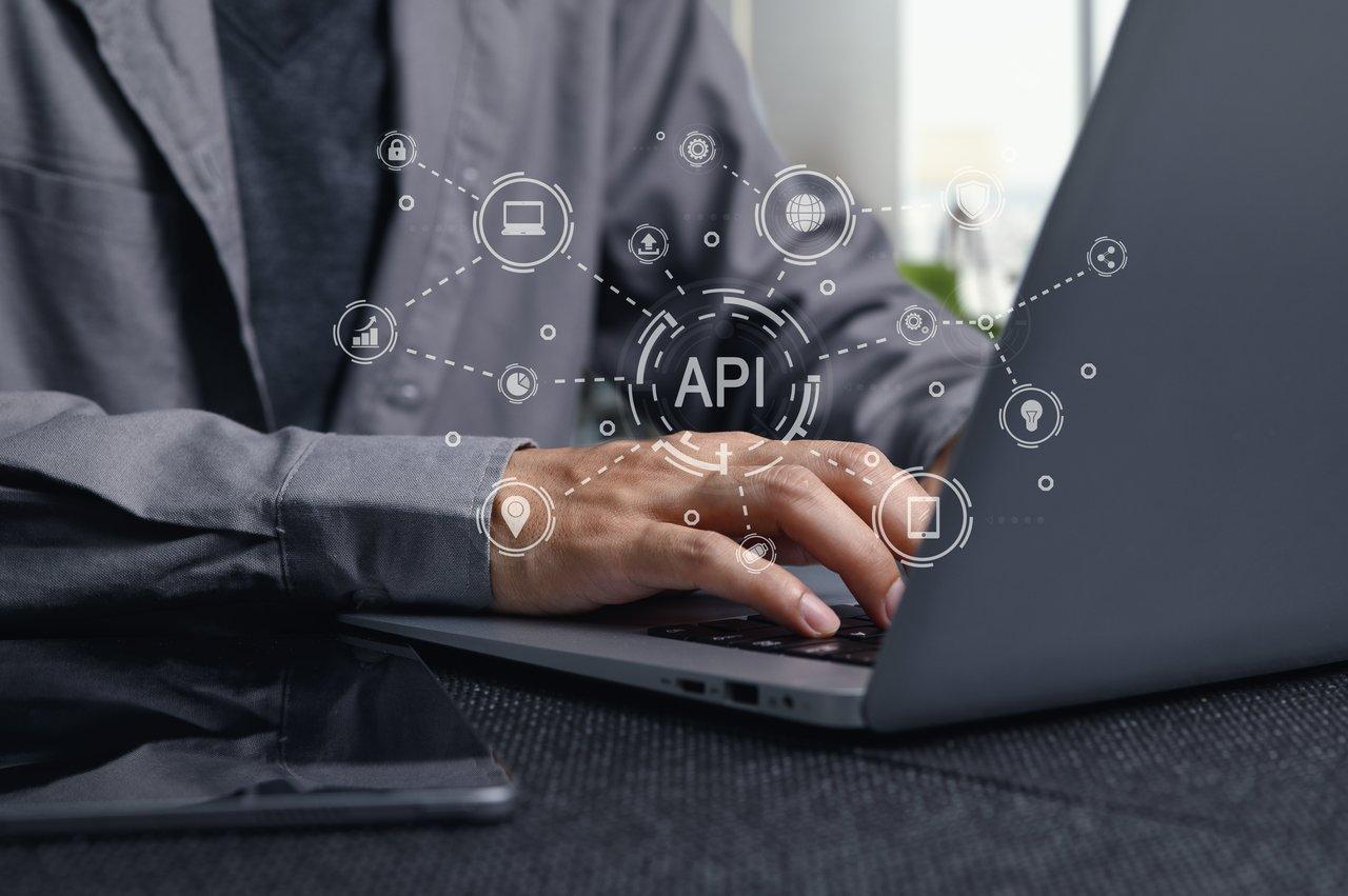 Diagramme d’intégration sécurisée d’une API d’intelligence artificielle entre application web, serveurs et API.