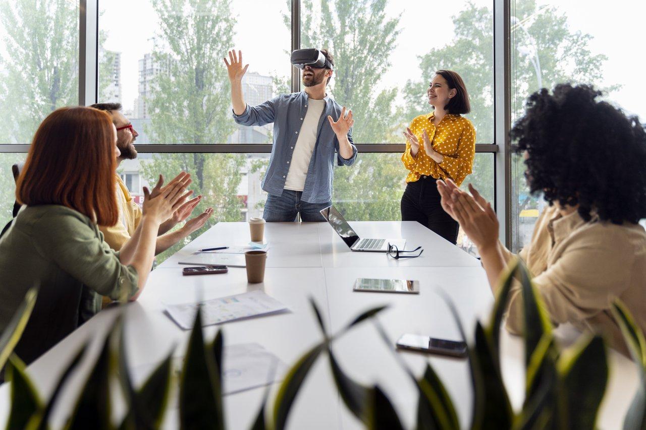 Espace de collaboration virtuelle en VR avec avatars personnalisés favorisant le travail d'équipe innovant.