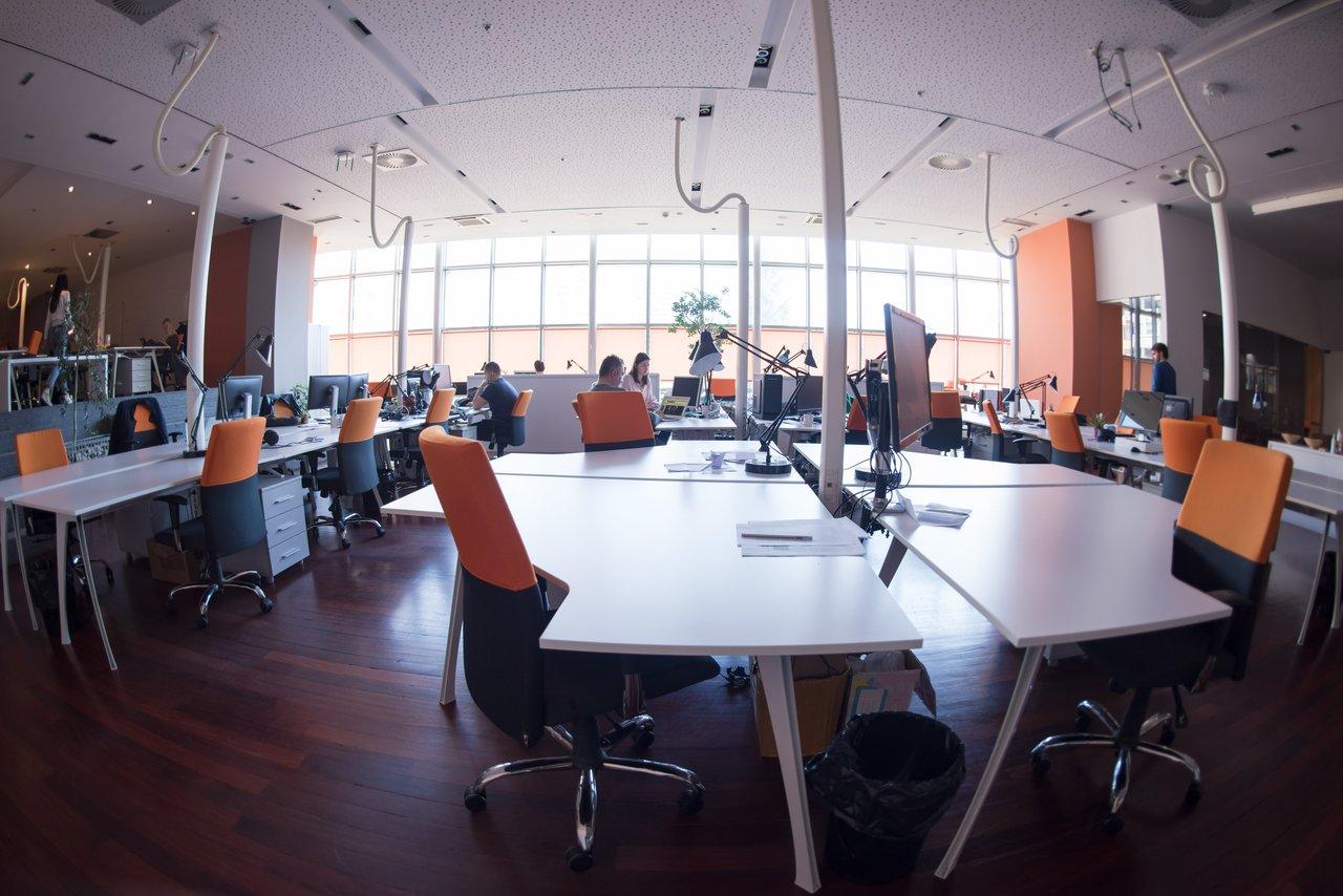 Espace de coworking moderne à EuraTechnologies Lille, un lieu dynamique pour startups innovantes.
