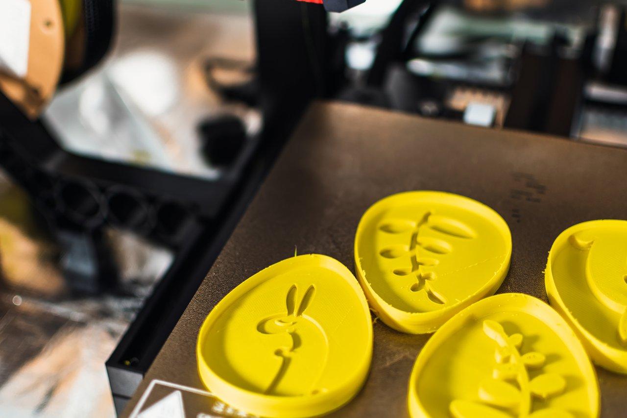 Finition et assemblage d'objets imprimés en 3D avec post-traitement SLA, illustrant le processus de 3D printing post-processing.