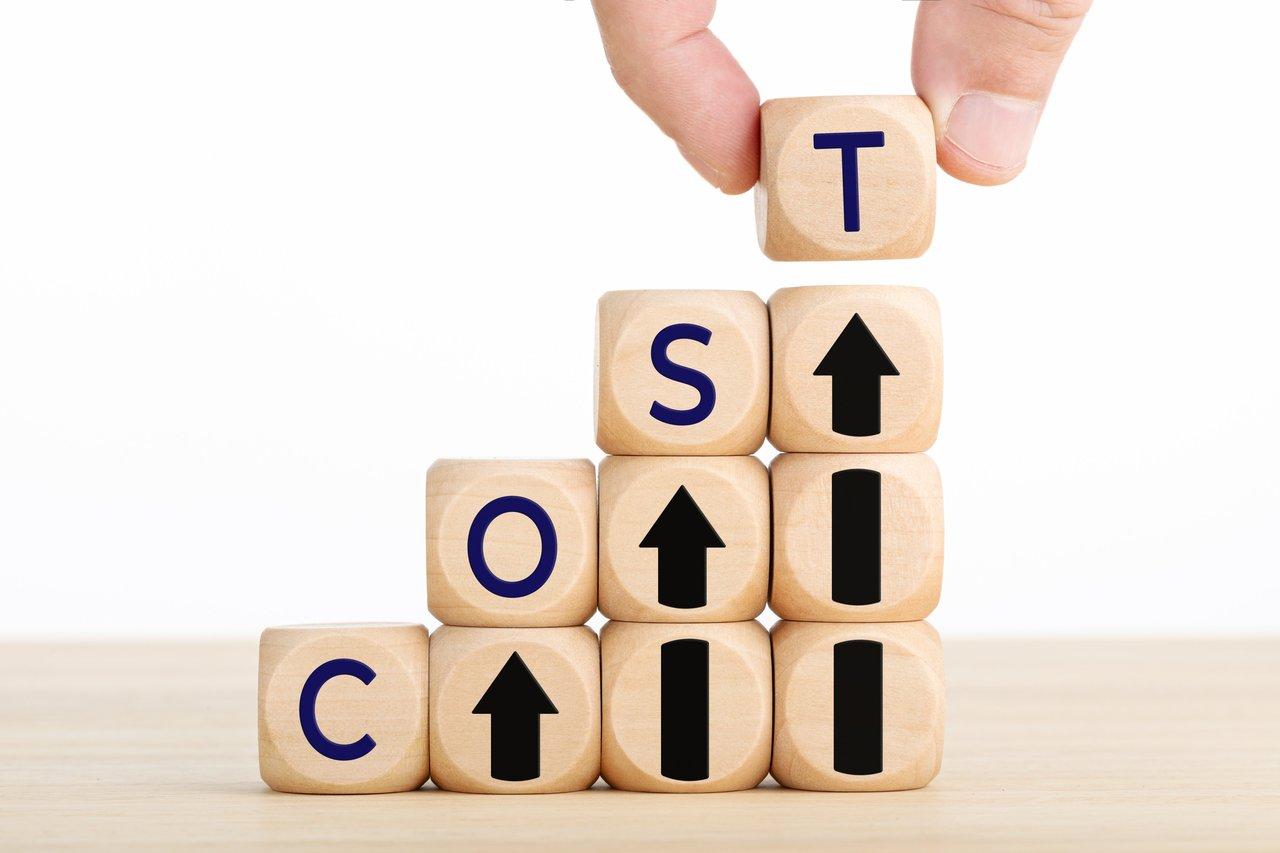 Graphique comparant les coûts et délais de fabrication additive versus méthodes traditionnelles pour outillages personnalisés.