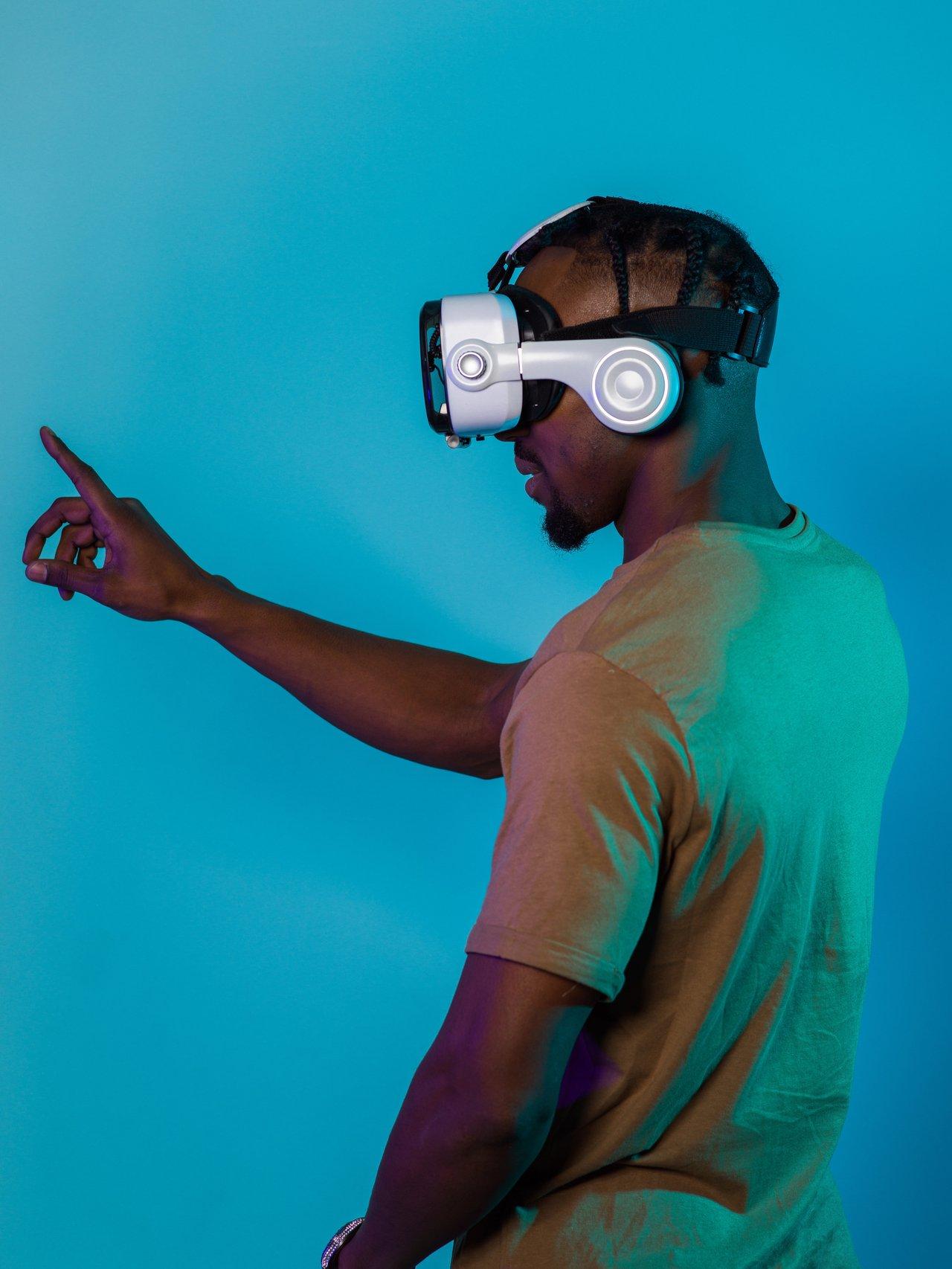 Homme afro-américain utilisant un casque VR haptic gaming pour une immersion totale en réalité virtuelle futuriste.