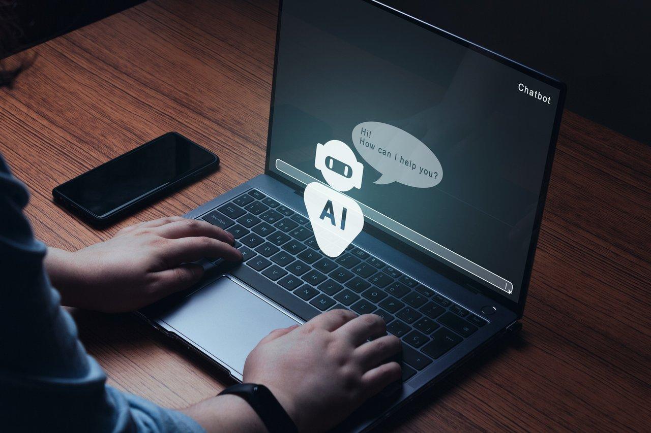 Illustration de l’intégration d’une IA multilingue avec ressources GPU et processus de fine-tuning.
