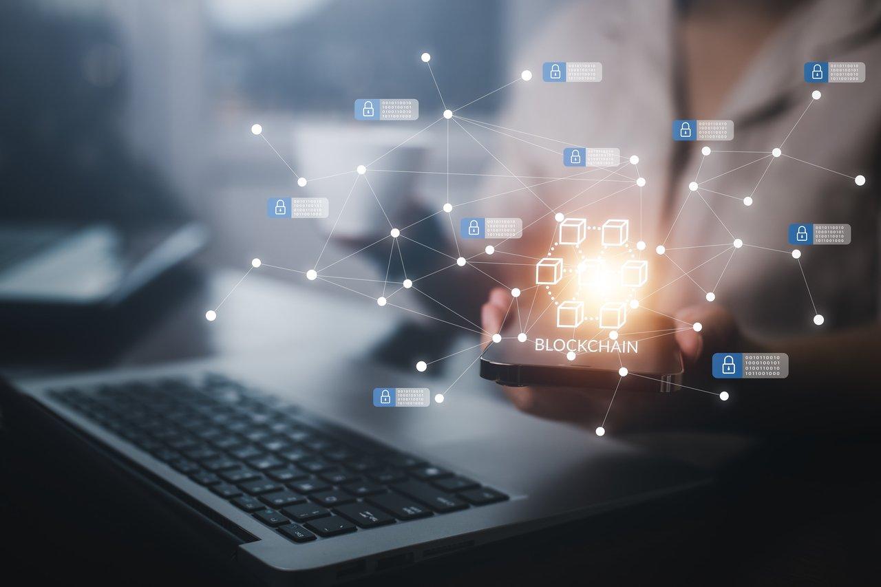 Illustration d’un écosystème Web3 intégré avec blockchain, IA et gouvernance citoyenne pour transformer les services publics en 2025.