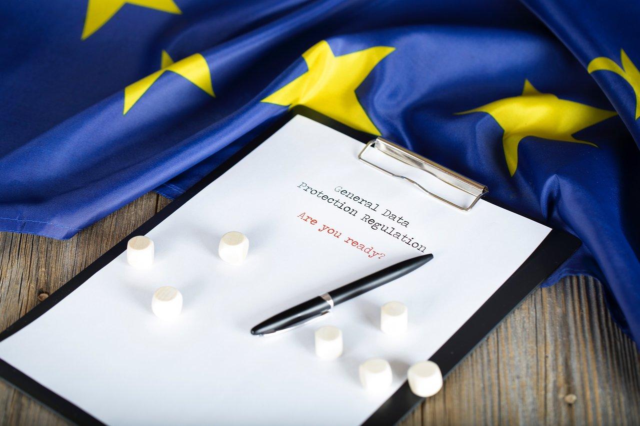 Infographie GDPR compliance showing key steps like audits, consent, security, and DPO roles for 2025.
