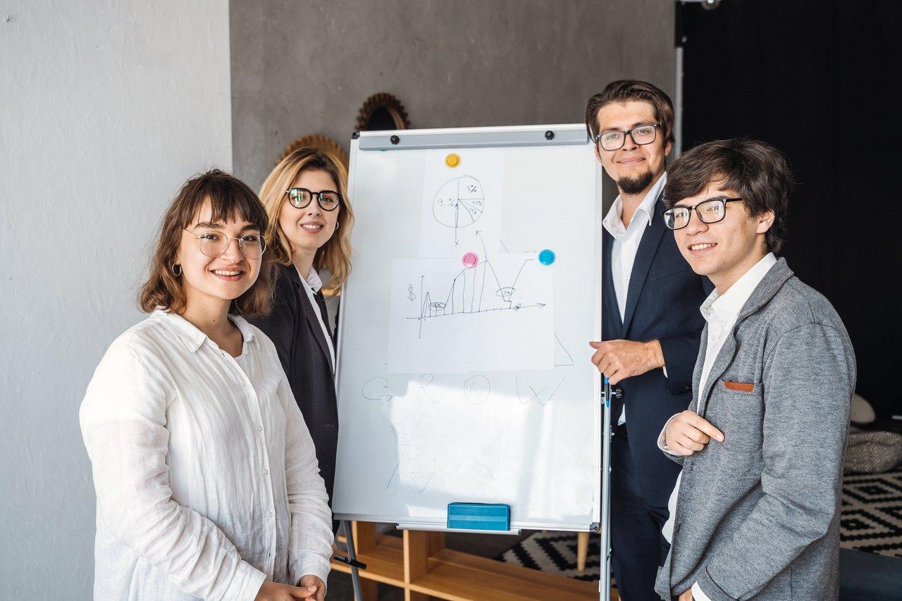 Infographie illustrant les cinq leviers clés pour optimiser la performance d'une équipe dans une startup.