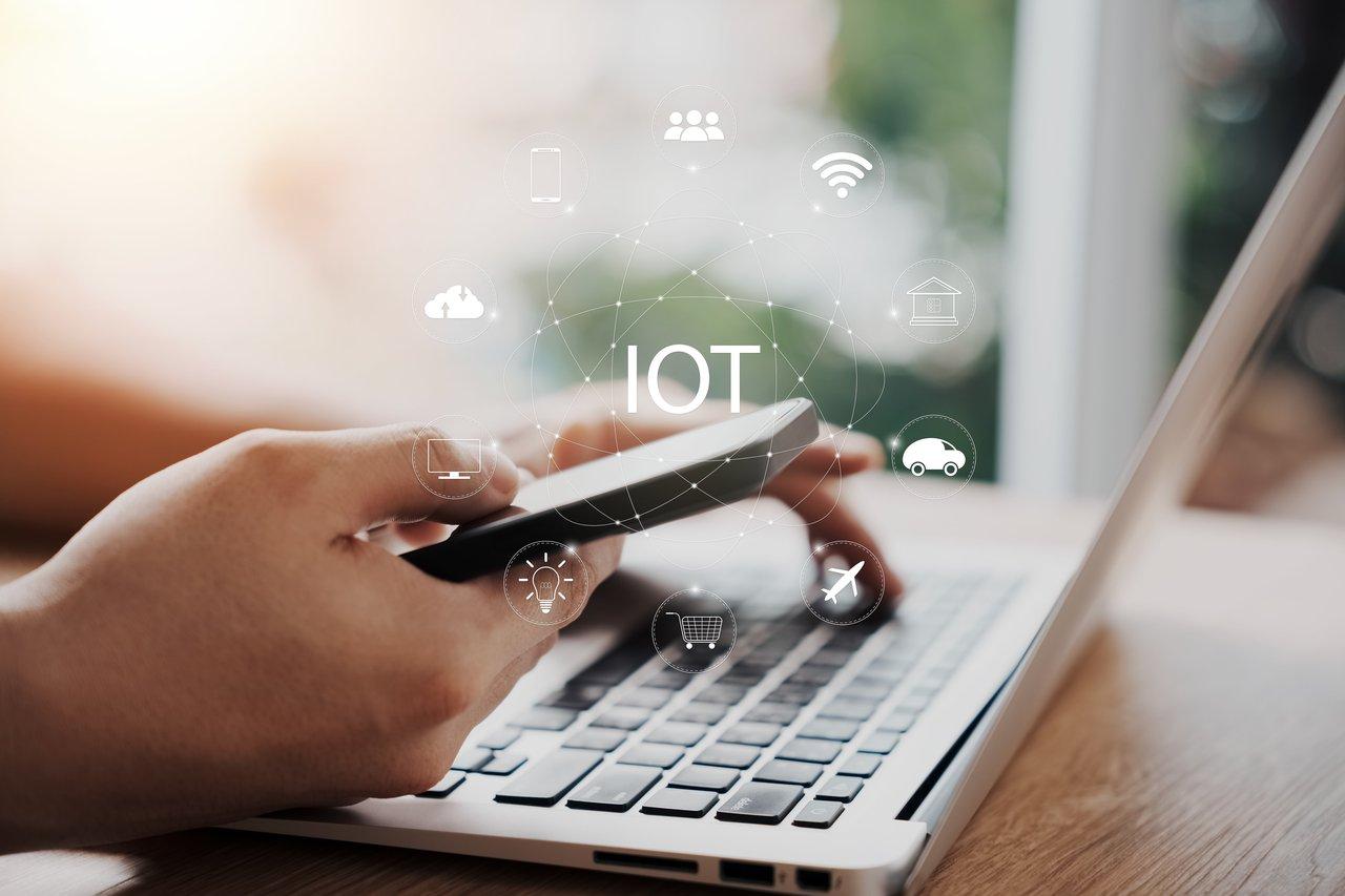 Infographie sur les innovations clés de l’IoT en 2025 : 5G, edge AI et sécurité renforcée.
