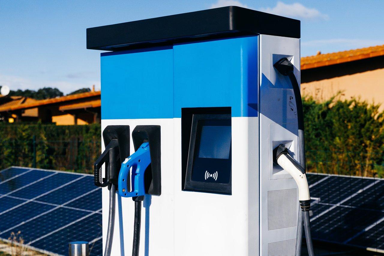 Infrastructure de recharge pour flottes électriques, intégrant panneaux solaires et design moderne, favorisant la transition énergétique.