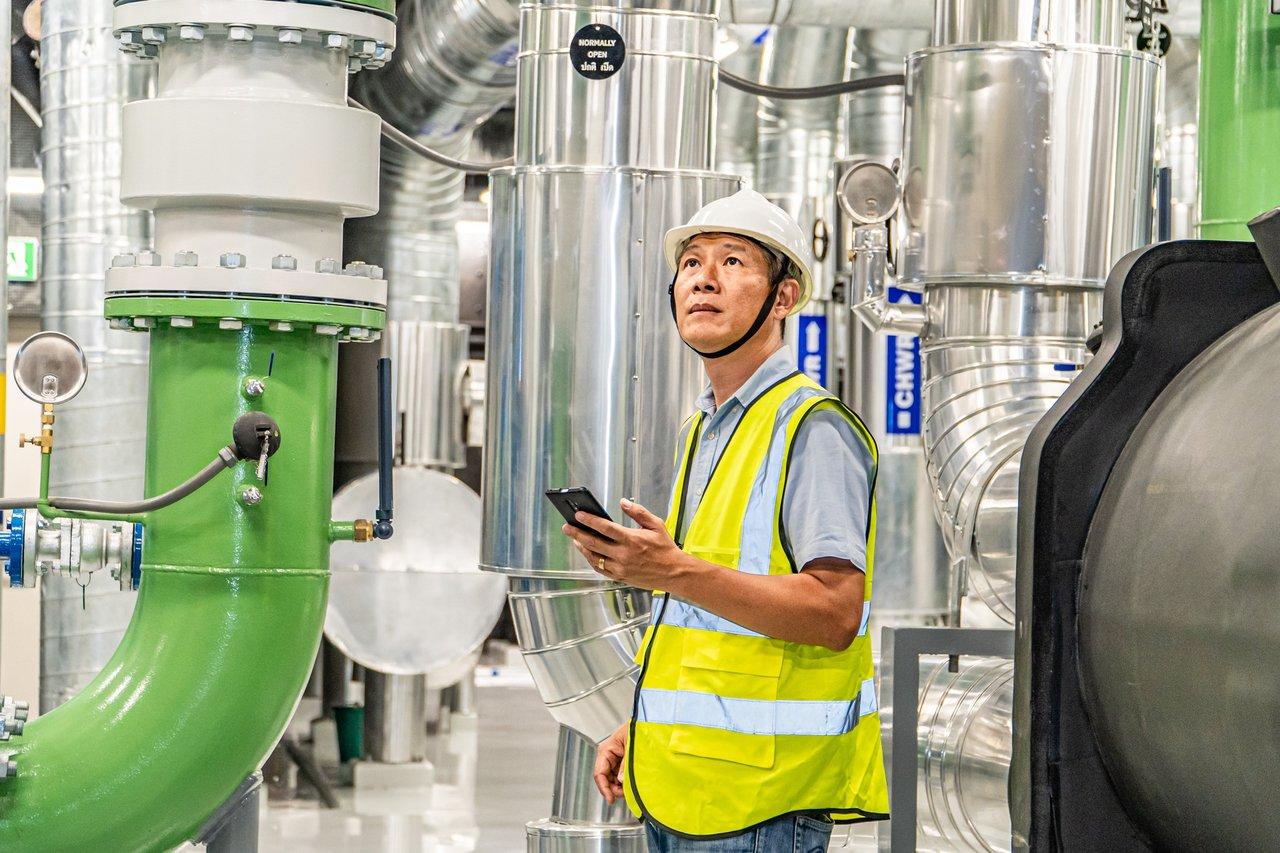 Installation industrielle moderne avec capteurs IoT connectés et plateforme cloud pour analyses en temps réel.