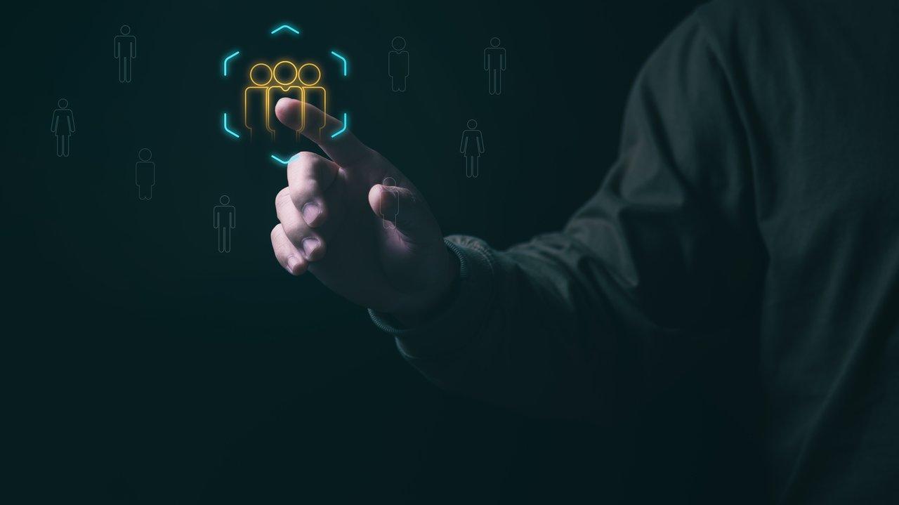 Interaction entre un recruteur humain et une interface IA, illustrant la complémentarité dans le recrutement moderne.