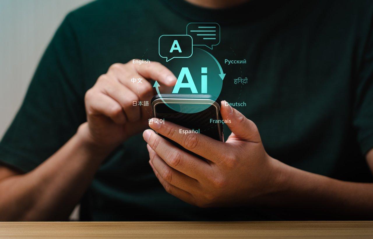 Interface AI de traduction multilingue sur smartphone, avec suggestions de post-édition et contrôle qualité.