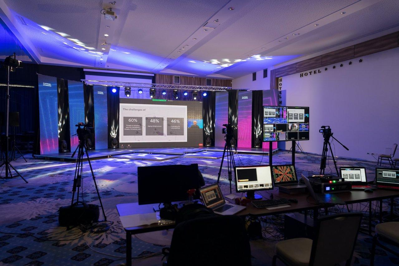 Interface d’un salon digital avec stand virtuel et espaces de conférences en ligne, illustrant le virtual trade show interface.