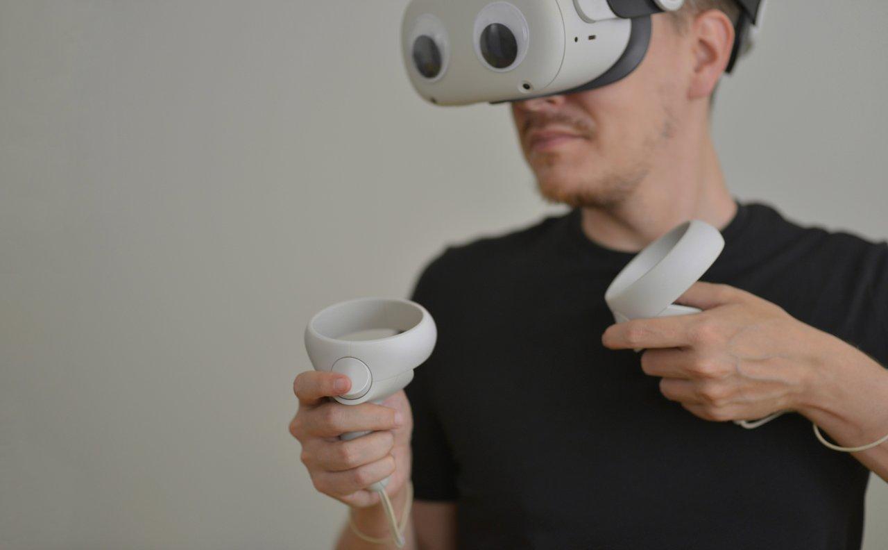 Interface utilisateur avec commandes gestuelles et suivi oculaire intégrés dans un casque VR moderne.