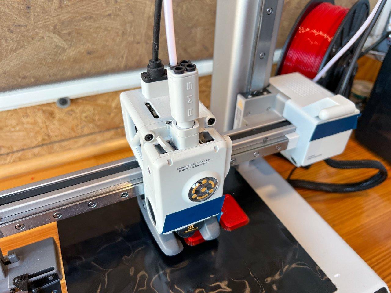 La Creality Ender 3 V3 en action pour des impressions 3D précises avec double axe Z synchronisé et plaque flexible.