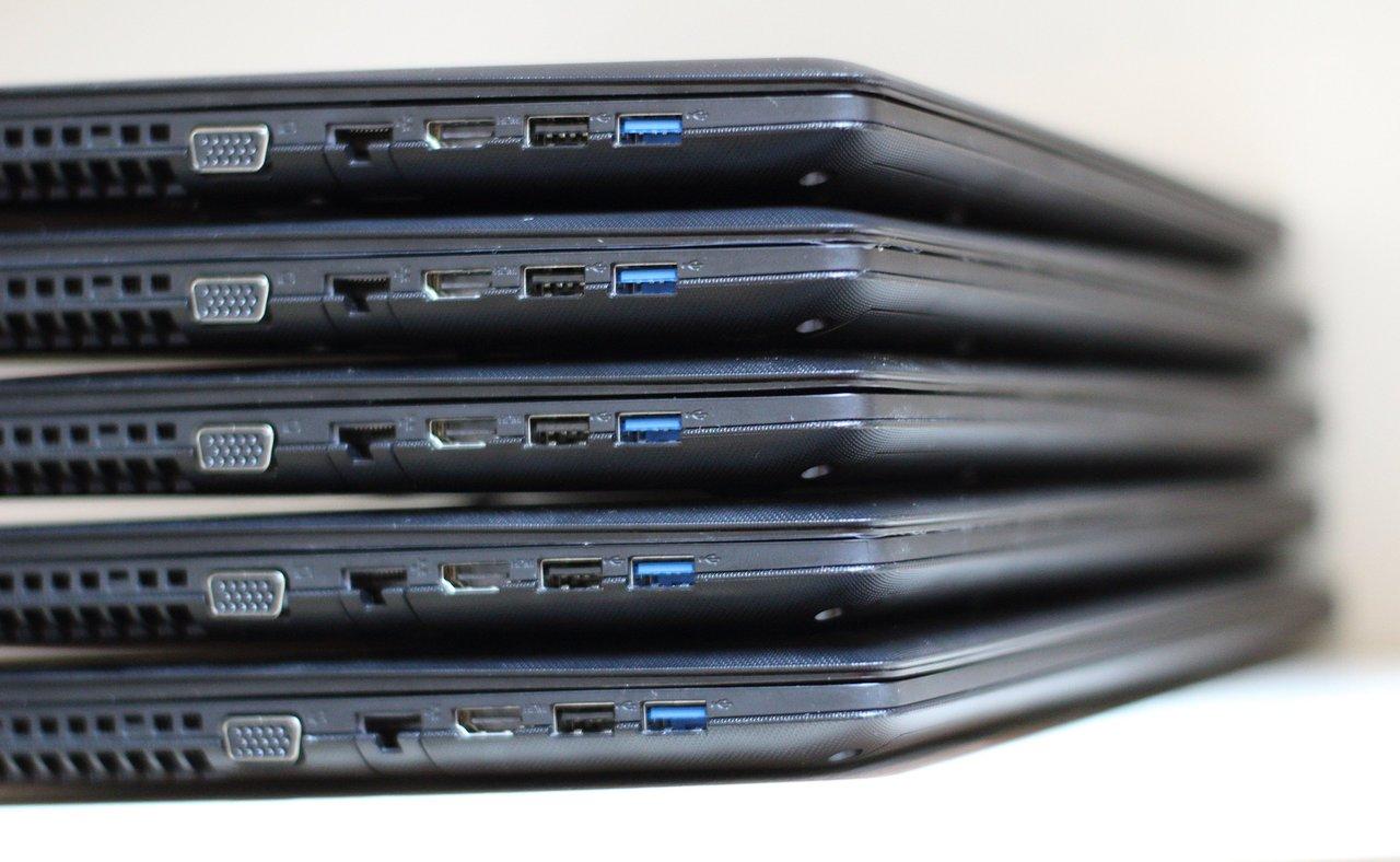 Ligne de laptops 2025 : connecteurs et interfaces sur le côté pour une performance optimale.