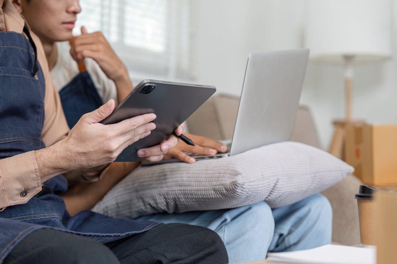 L'interface iPadOS multitasking en mosaïque offre une gestion multi-fenêtres fluide et innovante.