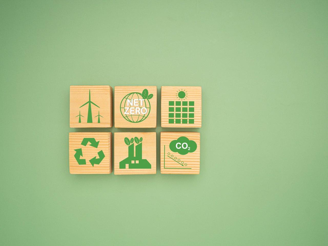Logos des labels B Corp, Lucie et Ecolabel européen sur fond vert, symboles d'engagement écologique et certifications Green Tech.