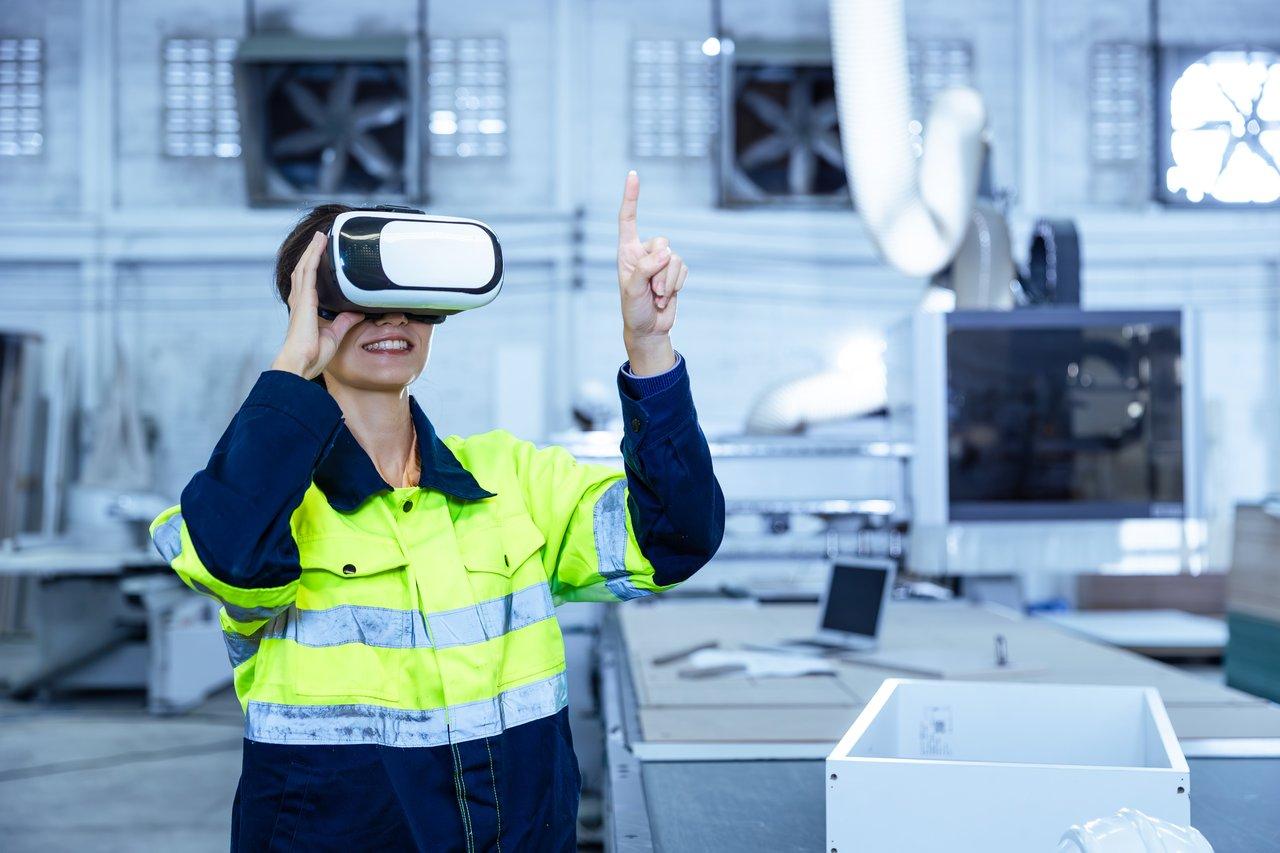L'utilisation de smart glasses en réalité augmentée révolutionne l'environnement professionnel en 2025.