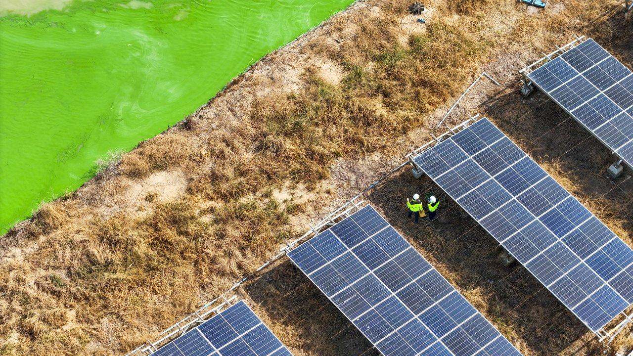 Maintenance par drone des panneaux bifaciaux solaires dans un parc moderne, illustrant l'innovation en Green Tech.