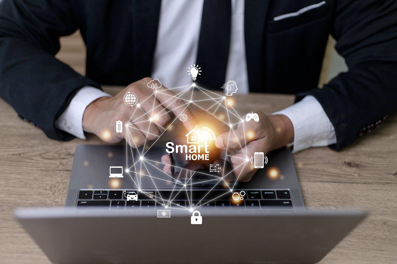 Maison connectée intégrant gestion énergétique solaire, sécurité IA et thermostats intelligents pour une smart home energy security optimale.