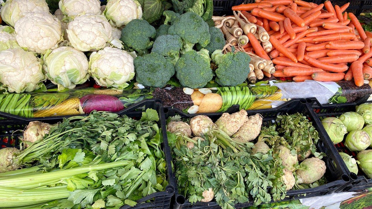Marché local plant-based dynamique avec légumes frais et colorés, symbole des tendances foodtech 2025.
