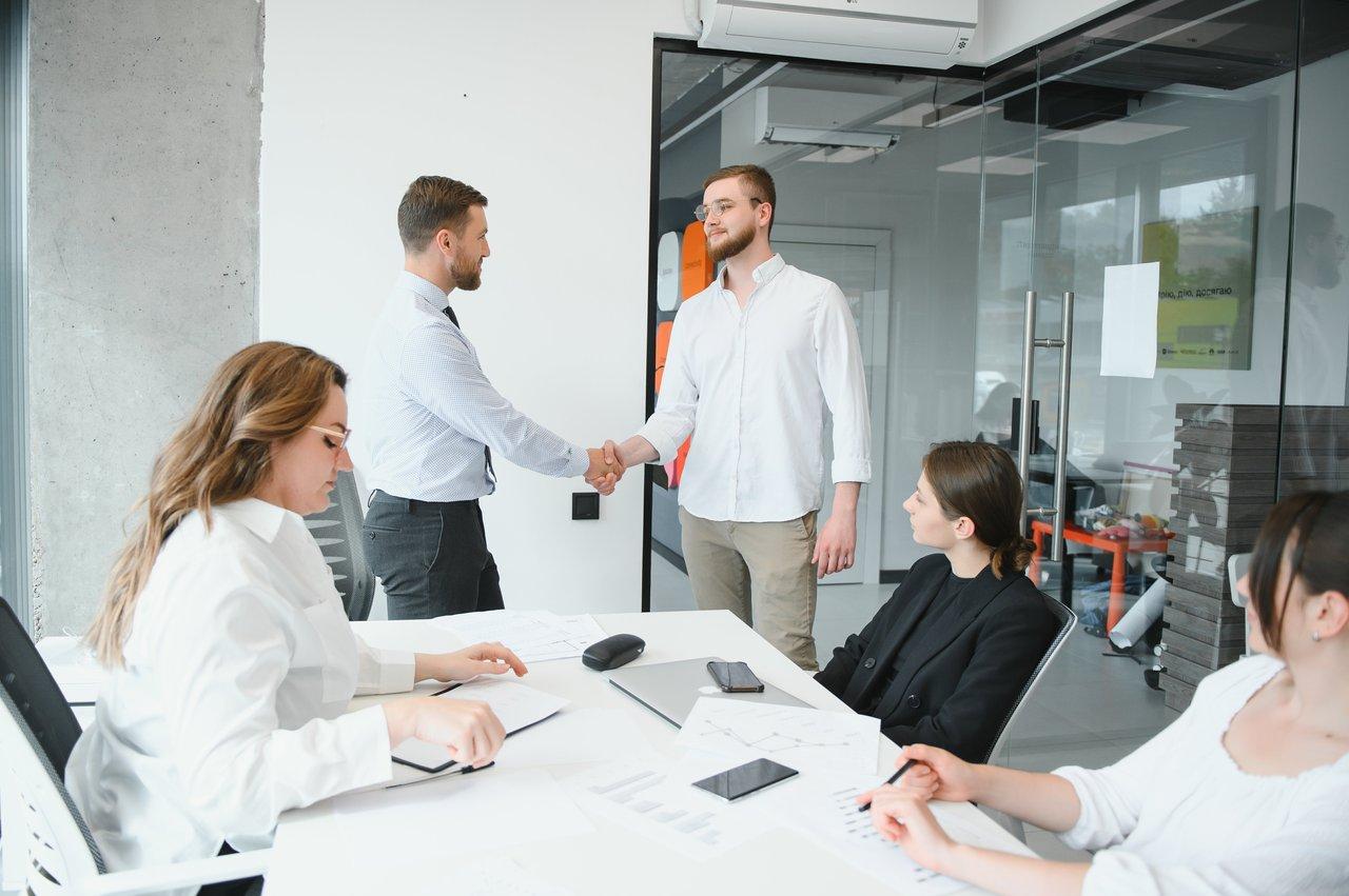 Négociation de financement pour startup : discussions stratégiques entre partenaires avec documents financiers.