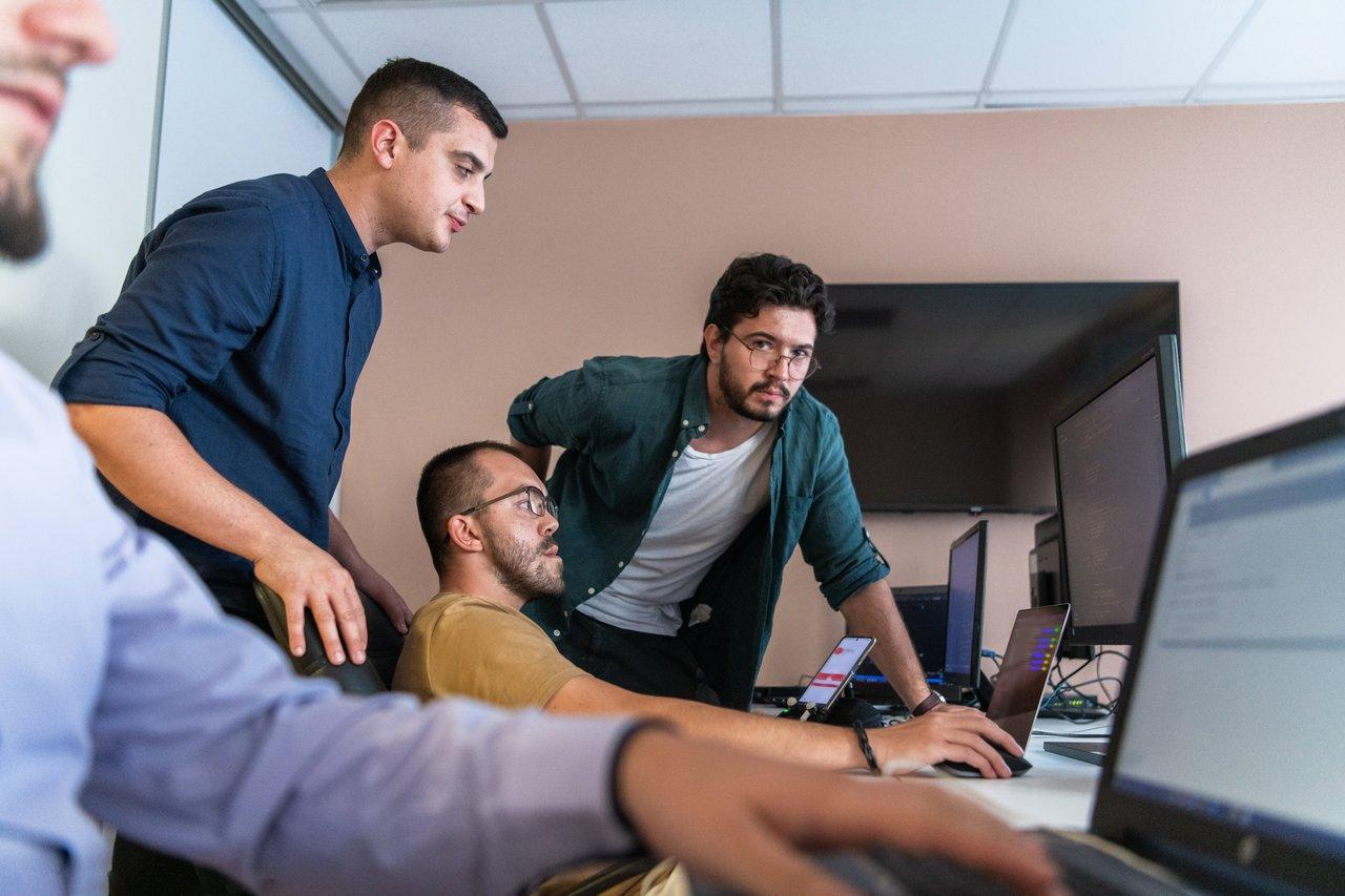 Participants concentrés lors d'un virtual hackathon teamwork, favorisant la collaboration et l'innovation en équipe.