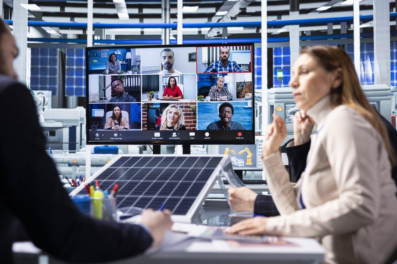 Plateforme de communication vidéo utilisée en relation client digitale avec interface multicanale visible.