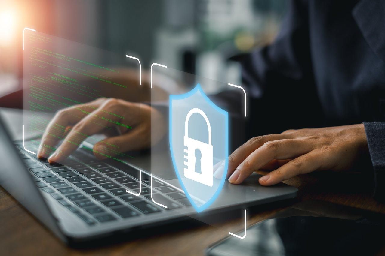 Poste de travail sécurisé avec antivirus et VPN pour assurer la protection des données en entreprise.