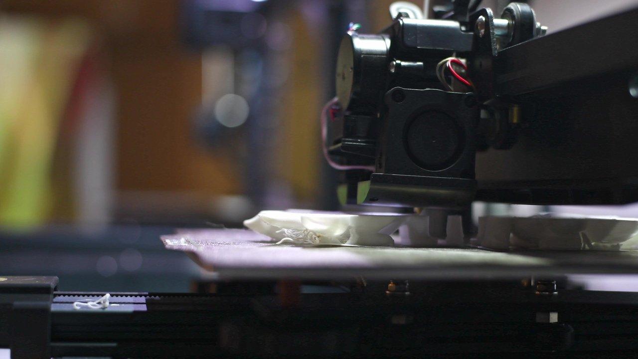 Prototype imprimé en 3D avec structures optimisées par design génératif et capteurs IoT intégrés.