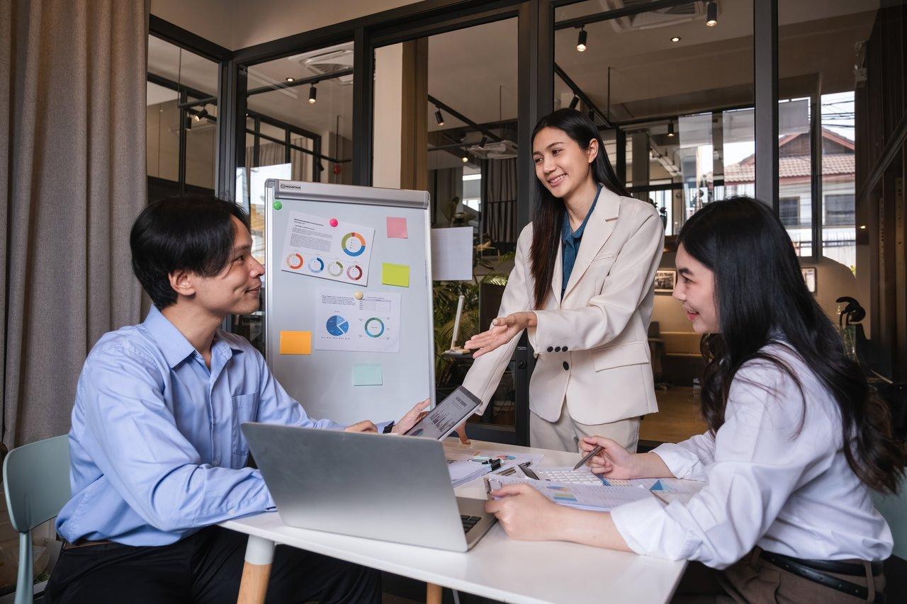 Réunion de pilotage d'une PME sur le déploiement Dataiku pour l'automatisation IA, gestion de budget et formation.