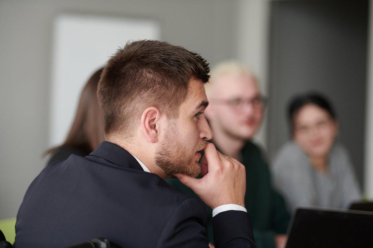 Réunion dynamique entre investisseurs et équipe startup dans un espace moderne pour optimiser le lancement post-été 2025.