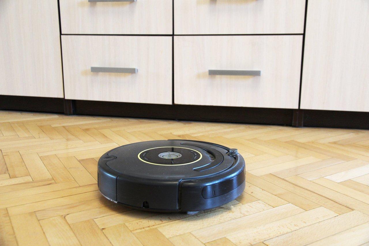 Robot vacuum cleaning modern home, illustration de l’automatisation et de la gestion intelligente de l’espace domestique.
