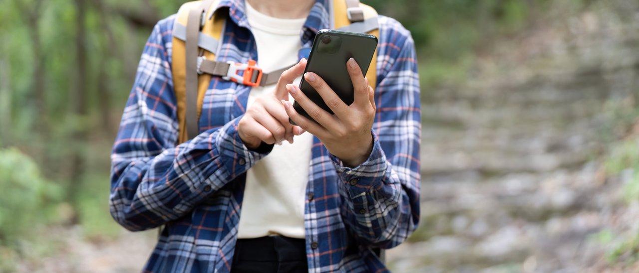 Rugged smartphone outdoor résistant aux conditions extrêmes lors d'une aventure en nature.