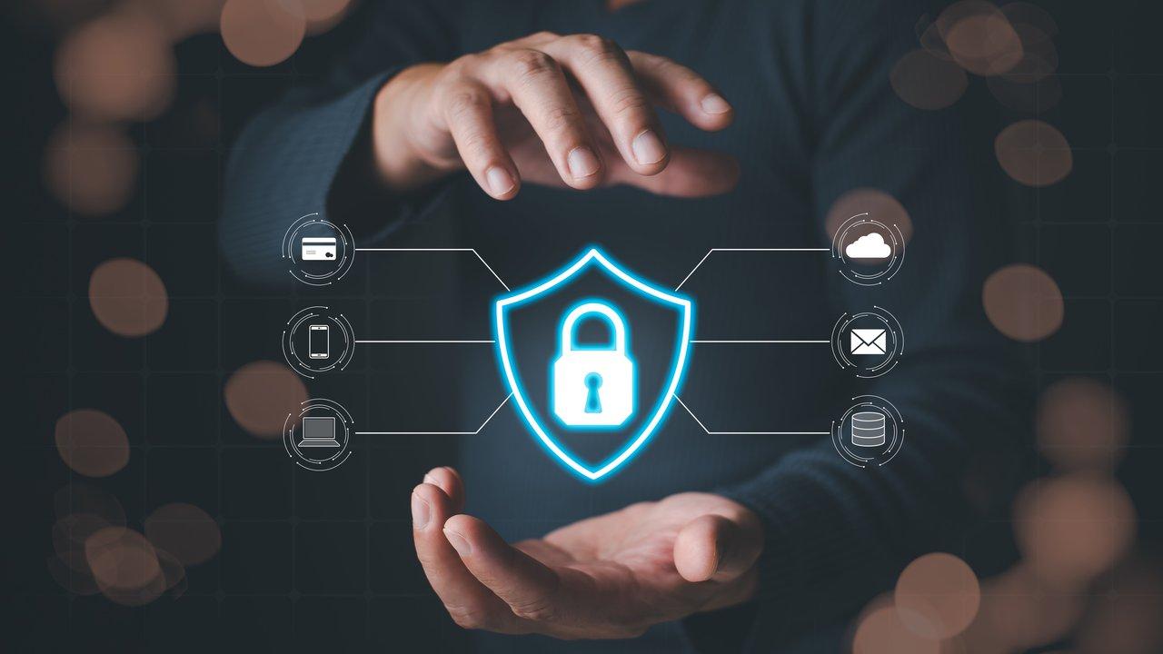 Schéma de l'architecture de sécurité réseau intégrant NGFW, IDS/IPS, MFA et segmentation pour une entreprise tech.
